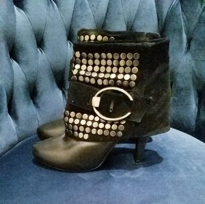 Black booties, metal details and large buckle